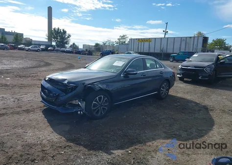 2015 Mercedes-Benz C 300 4Matic z USA, uszkodzony, nr VIN 55SWF4KB6FU034628